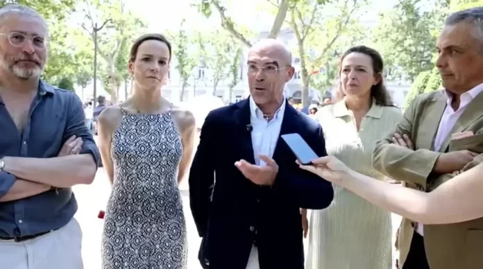 Buxadé - Un juez bueno, valiente y decente jugará a Pedro Sánchez FOTOGRAFÍA. MADRID (REINO DE ESPAÑA), SÁBADO 28 DE JUNIO DE 2025. El jefe de la Delegación de VOX en Bruselas y coordinador Nacional Jurídico, Jorge Buxadé Villalba (c); junto a la portavoz del Grupo Parlamentario de VOX en la Asamblea de Madrid y portavoz nacional de Agenda España de este partido, Isabel Pérez Moñino-Aranda (2 i); y la coordinadora del Servicio jurídico de VOX, Marta Castro Fuentes (2 d); registrado este sábado durante la concentración de jueces y fiscales contra la llamada "Ley Bolaños", ante el Tribunal Supremo en la capital del Reino de España, Madrid. Lasvocesdelpueblo (Ñ Pueblo)