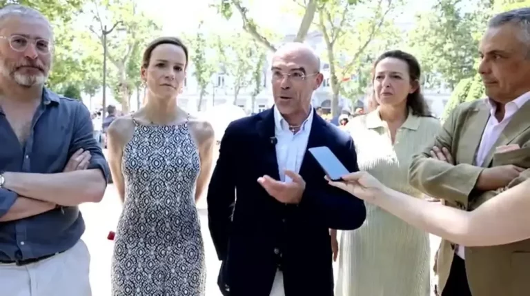 FOTOGRAFÍA. MADRID (REINO DE ESPAÑA), SÁBADO 28 DE JUNIO DE 2025. El jefe de la Delegación de VOX en Bruselas y coordinador Nacional Jurídico, Jorge Buxadé Villalba (c); junto a la portavoz del Grupo Parlamentario de VOX en la Asamblea de Madrid y portavoz nacional de Agenda España de este partido, Isabel Pérez Moñino-Aranda (2 i); y la coordinadora del Servicio jurídico de VOX, Marta Castro Fuentes (2 d); registrado este sábado durante la concentración de jueces y fiscales contra la llamada "Ley Bolaños", ante el Tribunal Supremo en la capital del Reino de España, Madrid. Lasvocesdelpueblo (Ñ Pueblo)