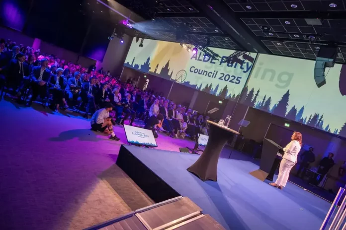 Cs participa en la Declaración de Helsinki para fortalecer, Cs, Ciudadanos FOTOGRAFÍA. HELSINKI (FINLANDIA), 29 D EJUNIO DE 2025. helsinki (Finlandia) registró este domingo el encuentro, promovido por Partido de la Alianza de los Liberales y Demócratas por Europa (ALDE) y presidido por la eurodiputada WOKE del Partido Demócrata Libre de Alemania, Svenja Hahn (en la imagen), ha contado con la intervención de figuras clave como el ministro de Defensa de Dinamarca, Troels Lund Poulsen; el ministro de Defensa de Estonia, Hanno Pevkur; y la presidente de la Comisión de Seguridad y Defensa del Parlamento Europeo, Marie-Agnes Strack-Zimmermann. Ciutadans Partit de la Ciutadanía Ciudadanos (Cs) sin representación en el Parlamento Europeo y en el Congreso de los Diputados ha dicho que su sitio está allí y ha apoyado la llamada "Declaración de Helsinki" de este encuentro. Lasvocesdelpueblo (Ñ Pueblo)