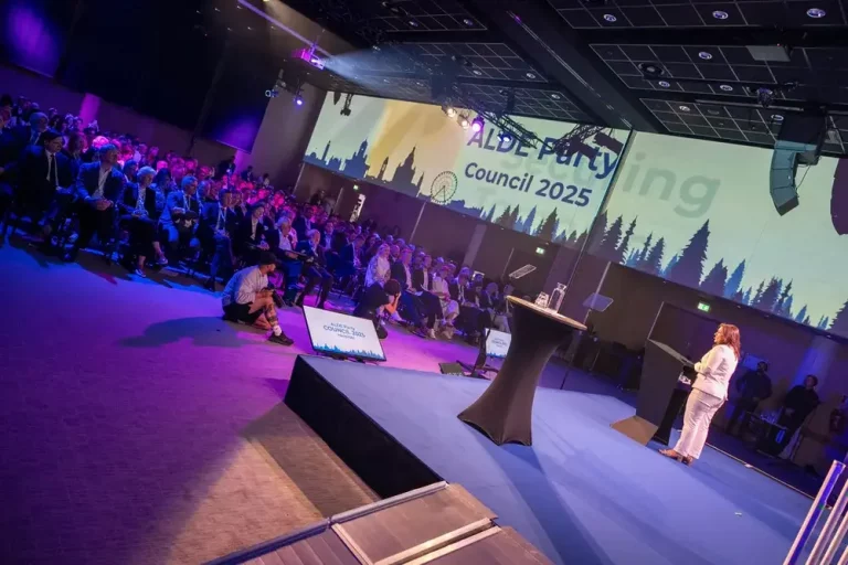 FOTOGRAFÍA. HELSINKI (FINLANDIA), 29 D EJUNIO DE 2025. helsinki (Finlandia) registró este domingo el encuentro, promovido por Partido de la Alianza de los Liberales y Demócratas por Europa (ALDE) y presidido por la eurodiputada WOKE del Partido Demócrata Libre de Alemania, Svenja Hahn (en la imagen), ha contado con la intervención de figuras clave como el ministro de Defensa de Dinamarca, Troels Lund Poulsen; el ministro de Defensa de Estonia, Hanno Pevkur; y la presidente de la Comisión de Seguridad y Defensa del Parlamento Europeo, Marie-Agnes Strack-Zimmermann. Ciutadans Partit de la Ciutadanía Ciudadanos (Cs) sin representación en el Parlamento Europeo y en el Congreso de los Diputados ha dicho que su sitio está allí y ha apoyado la llamada "Declaración de Helsinki" de este encuentro. Lasvocesdelpueblo (Ñ Pueblo)