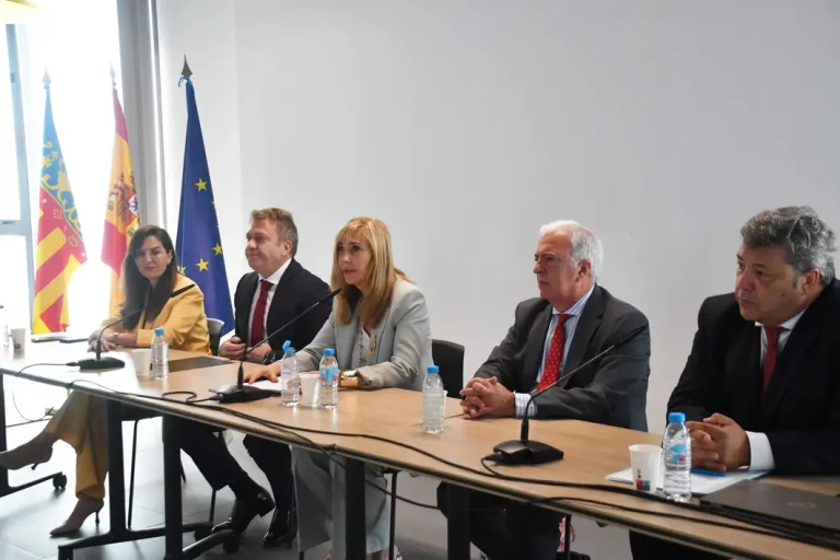 FOTOGRAFÍA. MADRID (REINO DE ESPAÑA), 11 DE JUNIO DE 2025. La presidente del Tribunal Supremo (TC) y del Consejo General del Poder Judicial (CGPJ), María Isabel Perelló Doménech (Isabel Perelló) (c), durante su intervención en el acto de inauguración de las XXXIII Jornadas de Magistrados/as Jueces/zas Decanos/as de España. Lasvocesdelpueblo (Ñ Pueblo)