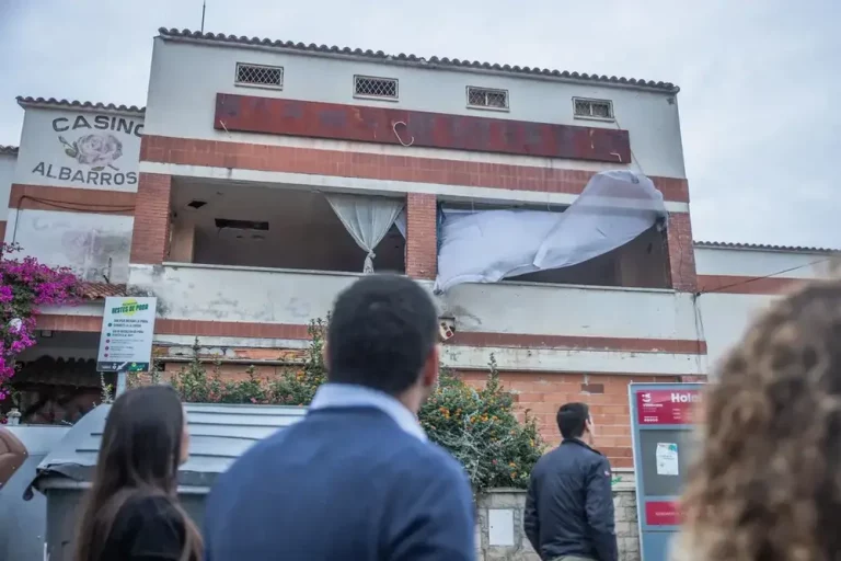 FOTOGRAFÍA. BARRIADA DEALBARROSA (VILADECANS) BARCELONA (CATALUÑA) REINO DE ESPAÑA, 29 DE OCTUBRE DE 2024. El Grupo Municipal de VOX en el Ayuntamiento de Viladecans —que integran, Marina Ferrer Sánchez (portavoz), Josling Efigenia Montilva Peralta y Raquel Hermosilla Martínez— junto al Grupo Parlamentario de VOX Parlamento de Cataluña, liderado por su presidente parlamentario y secretario general nacional, Ignacio Garriga Vaz de Conceiçao; y el diputado portavoz adjunto del Grupo y presidente del Comité Ejecutivo Provincial en Tarragona, Sergio Macián de Greef; han visitado esta tarde la barriada de Albarrosa de Viladecans cuyos vecinos son víctimas de una Okupación del Casino del barrios desde 2019 y deben lidiar cada día con la violencia e inseguridad en sus puertas y calles con individuos sin registros en el padrón municipal y todo tipo de desconocidos. Lasvocesdelpueblo (Ñ Pueblo)