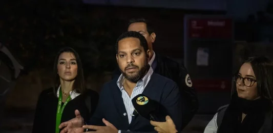 FOTOGRAFÍA. BARRIADA DEALBARROSA (VILADECANS) BARCELONA (CATALUÑA) REINO DE ESPAÑA, 29 DE OCTUBRE DE 2024. El Grupo Municipal de VOX en el Ayuntamiento de Viladecans —que integran, Marina Ferrer Sánchez (portavoz) (d), Josling Efigenia Montilva Peralta (i) y Raquel Hermosilla Martínez— junto al Grupo Parlamentario de VOX Parlamento de Cataluña, liderado por su presidente parlamentario y secretario general nacional, Ignacio Garriga Vaz de Conceiçao (c); y el diputado portavoz adjunto del Grupo y presidente del Comité Ejecutivo Provincial en Tarragona, Sergio Macián de Greef (segunda fila c); han visitado esta tarde la barriada de Albarrosa de Viladecans cuyos vecinos son víctimas de una Okupación del Casino del barrios desde 2019 y deben lidiar cada día con la violencia e inseguridad en sus puertas y calles con individuos sin registros en el padrón municipal y todo tipo de desconocidos. Lasvocesdelpueblo (Ñ Pueblo)