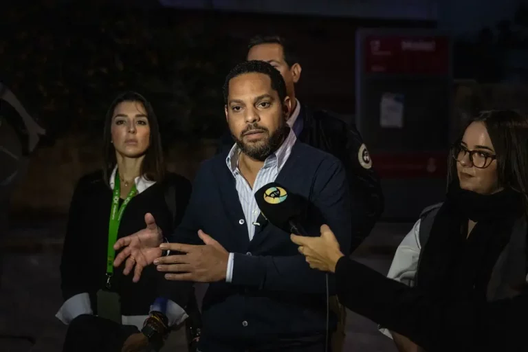 FOTOGRAFÍA. BARRIADA DEALBARROSA (VILADECANS) BARCELONA (CATALUÑA) REINO DE ESPAÑA, 29 DE OCTUBRE DE 2024. El Grupo Municipal de VOX en el Ayuntamiento de Viladecans —que integran, Marina Ferrer Sánchez (portavoz) (d), Josling Efigenia Montilva Peralta (i) y Raquel Hermosilla Martínez— junto al Grupo Parlamentario de VOX Parlamento de Cataluña, liderado por su presidente parlamentario y secretario general nacional, Ignacio Garriga Vaz de Conceiçao (c); y el diputado portavoz adjunto del Grupo y presidente del Comité Ejecutivo Provincial en Tarragona, Sergio Macián de Greef (segunda fila c); han visitado esta tarde la barriada de Albarrosa de Viladecans cuyos vecinos son víctimas de una Okupación del Casino del barrios desde 2019 y deben lidiar cada día con la violencia e inseguridad en sus puertas y calles con individuos sin registros en el padrón municipal y todo tipo de desconocidos. Lasvocesdelpueblo (Ñ Pueblo)