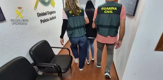 FOTOGRAFÍA. BARCELONA (CATALUÑA)/MÁLAGA 8ANADALUCÍA) REINO DE ESPAÑA, 14 DE JUNIO DE 2025. La Guardia Civil ha desarticulado una red criminal altamente activa dedicada a realizar estafas masivas por internet, gracias a una investigación desarrollada en Melilla que ha culminado con la detención de tres personas multirreincidentes, una en Málaga y dos en Barcelona, y con órdenes de ingreso en prisión. Guardia Civil/Efe