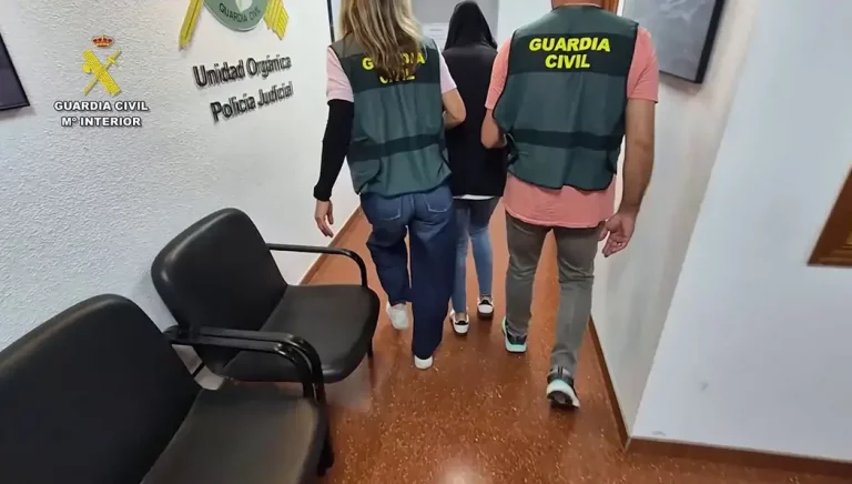 FOTOGRAFÍA. BARCELONA (CATALUÑA)/MÁLAGA 8ANADALUCÍA) REINO DE ESPAÑA, 14 DE JUNIO DE 2025. La Guardia Civil ha desarticulado una red criminal altamente activa dedicada a realizar estafas masivas por internet, gracias a una investigación desarrollada en Melilla que ha culminado con la detención de tres personas multirreincidentes, una en Málaga y dos en Barcelona, y con órdenes de ingreso en prisión. Guardia Civil/Efe