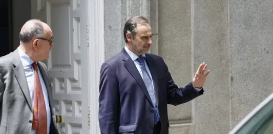 FOTOGRAFÍA. MADRID (REINO DE ESPAÑA), 23 DE JUNIO DE 2025. El magistrado del Tribunal Supremo Leopoldo Puente ha rechazado este lunes enviar a prisión provisional al exministro socialista José Luis Ábalos Meco y a su exasesor Koldo García Izaguirre, como habían pedido las acusaciones populares, aunque ha dejado claro que existen «sólidos indicios de criminalidad» contra ambos. Unos indicios que, según el juez, «aparecen seriamente consolidados» en el último informe de la Unidad Central Operativa (UCO) de la Guardia Civil y que apuntan a que ambos «podrían haber obtenido ilícitos rendimientos económicos a cambio de la indebida adjudicación de obras públicas» que también ha salpicado al exdirigente socialista Santos Cerdán León. Efe