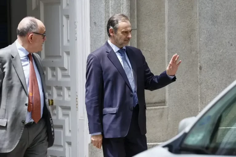 FOTOGRAFÍA. MADRID (REINO DE ESPAÑA), 23 DE JUNIO DE 2025. El magistrado del Tribunal Supremo Leopoldo Puente ha rechazado este lunes enviar a prisión provisional al exministro socialista José Luis Ábalos Meco y a su exasesor Koldo García Izaguirre, como habían pedido las acusaciones populares, aunque ha dejado claro que existen «sólidos indicios de criminalidad» contra ambos. Unos indicios que, según el juez, «aparecen seriamente consolidados» en el último informe de la Unidad Central Operativa (UCO) de la Guardia Civil y que apuntan a que ambos «podrían haber obtenido ilícitos rendimientos económicos a cambio de la indebida adjudicación de obras públicas» que también ha salpicado al exdirigente socialista Santos Cerdán León. Efe