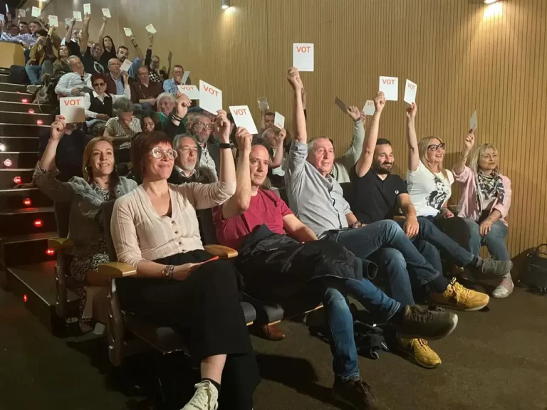 FOTOGRAFÍA. VALENCIA (COMUNIDAD VALENCIANA) REINO DE ESPAÑA, 13 DE ABRIL DE 2024. El llamado "Consell Nacional" de la coalición regional separatista en la Comunidad Valenciana entre los partidos secesionistas Més y Compromís, "Més-Compromís", ha ratificado este sábado -con 95 votos a favor, 6 abstenciones y 14 votos en contra- el acuerdo para concurrir con coalición de las ultraizquierdas y formaciones secesionistas de las izquierdas extremas SUMAR a las elecciones al Parlamento Europeo en la circunscripción electoral de España del próximo domingo 9 de junio de 2024. La pregunta para la ratificación del acuerdo por parte de la militancia separatista será: «¿Estás de acuerdo en que Compromís firme una coalición electoral amplia y plural, análoga a la aprobada por las elecciones generales, con marca propia en el País Valenciano, ocupando el tercer lugar de la candidatura y que la persona de Compromís eurodiputada se adscriba a la familia europea Verdes-ALE?». Los términos del acuerdo contemplan un programa electoral común que incluya como compartidas las reivindicaciones de la Comunidad Valenciana; una campaña territorializada y que «la candidatura en el País Valenciano se denominará Compromís-Sumar». En la imagen los militantes y miembros de la coalición de la antiEspaña "Més-Compromís" en algún momento de la votación del pacto de coalición electoral con SUMAR. Compromís/Efe.