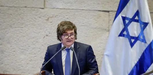 FOTOGRAFÍA. JERUSALÉN 8ISRAEL), El presidente de la Republica de Argentina, Javier Gerardo Milei, visitó este miércoles el Parlamento de Israel ("Knesset"), donde fue recibido por el 11º presidente de Israel, Isaac Herzog, y el titular de la Presidencia del Parlamento de la Tierra Santa, Amir Ohana, quien lo elogió por su gestión en la Argentina con citas en castellano como «Viva la libertad, carajo» o «fenómeno barrial», que aseguró que ya es un «fenómeno mundial». Y, por supuesto, recibió los elogios tanto de la oposición -liderada por el opositor israelí de ideología izquierdista, Yair Lapid- como de los partidos del Gobierno, titular de Benjamín Netanyahu (derecha). Lasvocesdelpueblo (Ñ Pueblo)