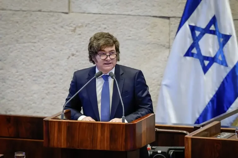 FOTOGRAFÍA. JERUSALÉN 8ISRAEL), El presidente de la Republica de Argentina, Javier Gerardo Milei, visitó este miércoles el Parlamento de Israel ("Knesset"), donde fue recibido por el 11º presidente de Israel, Isaac Herzog, y el titular de la Presidencia del Parlamento de la Tierra Santa, Amir Ohana, quien lo elogió por su gestión en la Argentina con citas en castellano como «Viva la libertad, carajo» o «fenómeno barrial», que aseguró que ya es un «fenómeno mundial». Y, por supuesto, recibió los elogios tanto de la oposición -liderada por el opositor israelí de ideología izquierdista, Yair Lapid- como de los partidos del Gobierno, titular de Benjamín Netanyahu (derecha). Lasvocesdelpueblo (Ñ Pueblo)