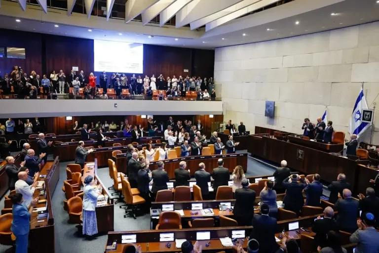 FOTOGRAFÍA. JERUSALÉN (ISRAEL), El presidente de la Republica de Argentina, Javier Gerardo Milei, visitó este miércoles el Parlamento de Israel ("Knesset"), donde fue recibido por el 11º presidente de Israel, Isaac Herzog, y el titular de la Presidencia del Parlamento de la Tierra Santa, Amir Ohana, quien lo elogió por su gestión en la Argentina con citas en castellano como «Viva la libertad, carajo» o «fenómeno barrial», que aseguró que ya es un «fenómeno mundial». Y, por supuesto, recibió los elogios tanto de la oposición -liderada por el opositor israelí de ideología izquierdista, Yair Lapid- como de los partidos del Gobierno, titular de Benjamín Netanyahu (derecha). Lasvocesdelpueblo (Ñ Pueblo)