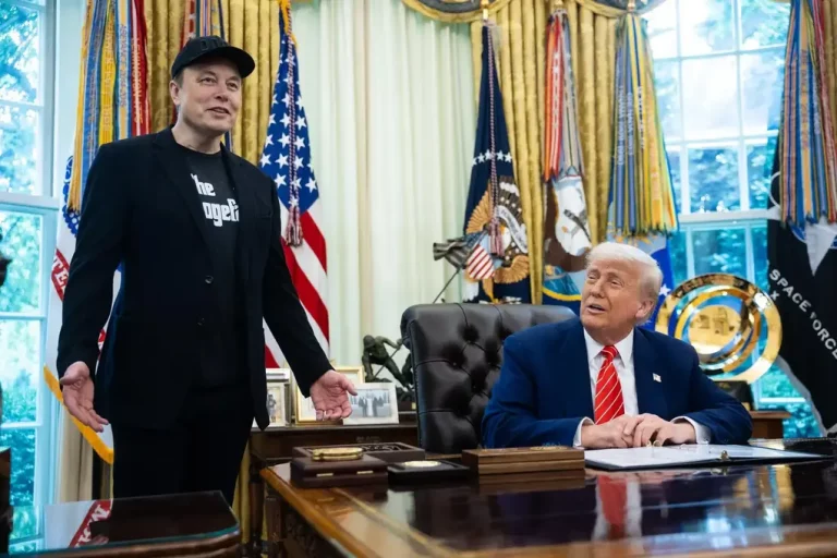 FOTOGRAFÍA. WASHINGTON (ESTADOS UNIDOS DE AMÉRICA), 30 DE MAYO DE 2025.El Despacho Oval de la Casa Blanca ha registrado este 30 de mayo de 2025 un encuentro entre el empresario sudafricano Elon Reeve Musk (i) hablando junto al presidente de los Estados Unidos de América (EEUU), Donal John Trump (d), durante una conferencia de prensa en en Washington (EEUU), en la que fue reconocido con la llave de la Presidencia de los Estados Unidos (llave de la Casa Blanca), de la mano del Comandante Jefe Donald John Trump. Efe