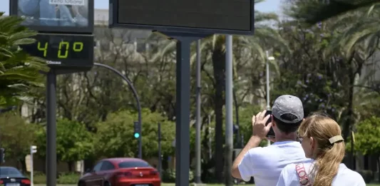 FOTOGRAFÍA. SEVILLA (COMUNIDAD AUTÓNOMA DE ANDALUCÍA) REINO DE ESPAÑA, 31 DE MAYO DE 2025. Turistas fotografían un termómetro de una calle del centro de Sevilla, en una imagen de archivo. Efe