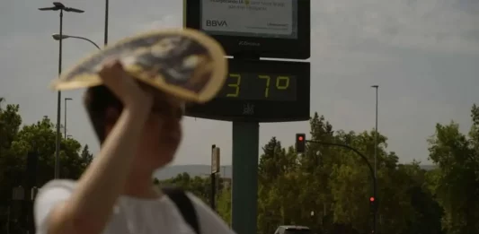 FOTOGRAFÍA. CÓRDOBA (COMUNIDAD AUTÓNOMA DE ANDALUCÍA) REINO DE ESPAÑA, 10 DE JUNIO DE 2025. Un termómetro en el centro de Córdoba indica 37 grados de temperatura. Efe