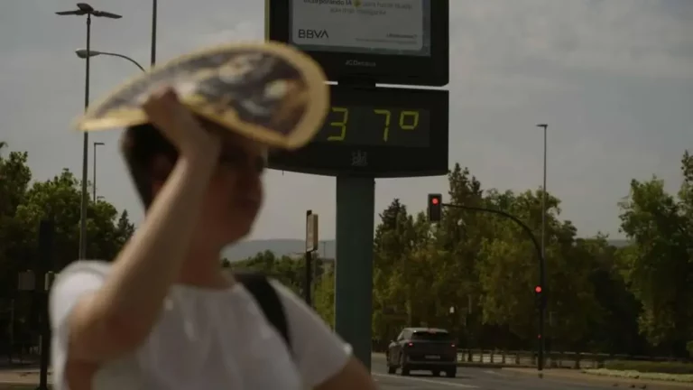 FOTOGRAFÍA. CÓRDOBA (COMUNIDAD AUTÓNOMA DE ANDALUCÍA) REINO DE ESPAÑA, 10 DE JUNIO DE 2025. Un termómetro en el centro de Córdoba indica 37 grados de temperatura. Efe