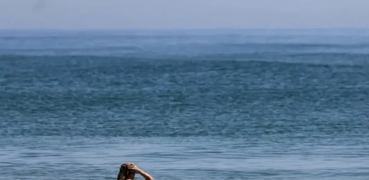 FOTOGRAFÍA. VALENCIA (REINO DE ESPAÑA), 25 DE JUNIO DE 2025. Un hombre toma un baño en la playa de El Saller de Valencia, este miércoles. Efe