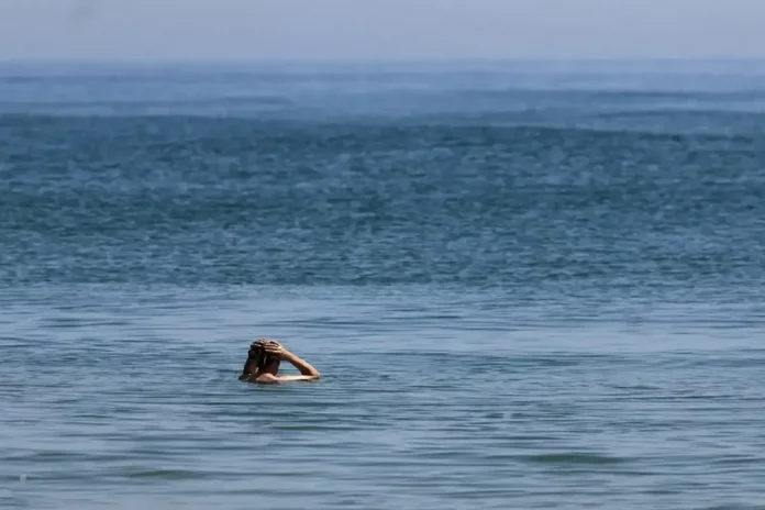 Este jueves en España ascenso notable de las máximas (1) FOTOGRAFÍA. VALENCIA (REINO DE ESPAÑA), 25 DE JUNIO DE 2025. Un hombre toma un baño en la playa de El Saller de Valencia, este miércoles. Efe