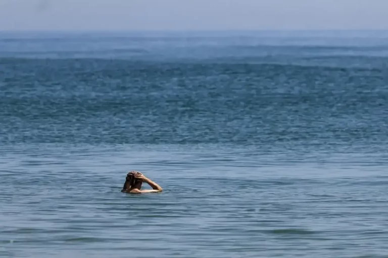 FOTOGRAFÍA. VALENCIA (REINO DE ESPAÑA), 25 DE JUNIO DE 2025. Un hombre toma un baño en la playa de El Saller de Valencia, este miércoles. Efe