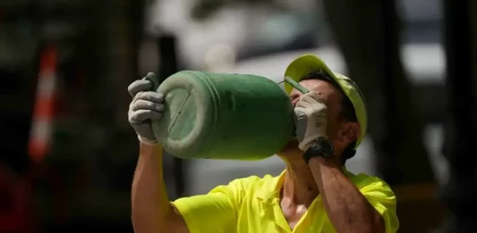 FOTOGRAFÍA. REINO DE ESPAÑA), 25 DE JUNIO DE 2025. Un obrero bebiendo agua bajo altas temperaturas este miércoles en España. Efe