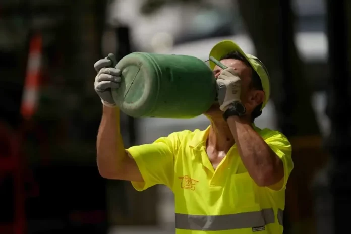 Este jueves en España ascenso notable de las máximas (3) FOTOGRAFÍA. REINO DE ESPAÑA), 25 DE JUNIO DE 2025. Un obrero bebiendo agua bajo altas temperaturas este miércoles en España. Efe