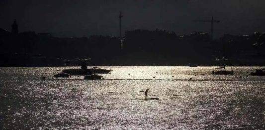 FOTOGRAFÍA. SAN SEBASTIÁN 8LAS VASCONGADAS) REINO DE ESPAÑA, 04 DE JUNIO DE 2025. Un hombre practica paddle surf a primera hora de este miércoles en la bahía de La Concha de San Sebastián. Efe
