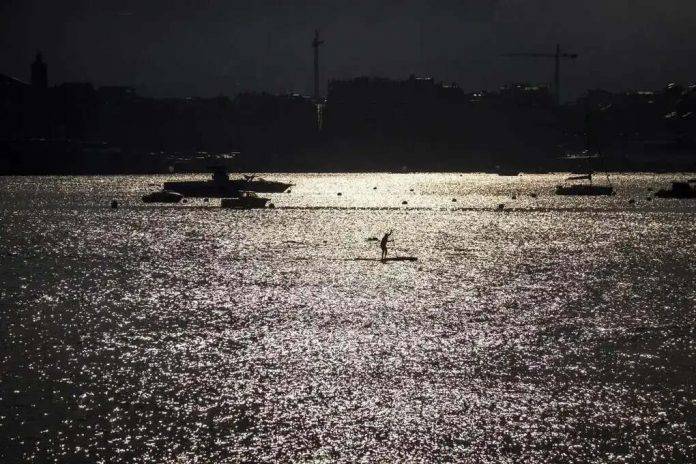 Este jueves en España aumento generalizado de temperaturas máximas FOTOGRAFÍA. SAN SEBASTIÁN 8LAS VASCONGADAS) REINO DE ESPAÑA, 04 DE JUNIO DE 2025. Un hombre practica paddle surf a primera hora de este miércoles en la bahía de La Concha de San Sebastián. Efe