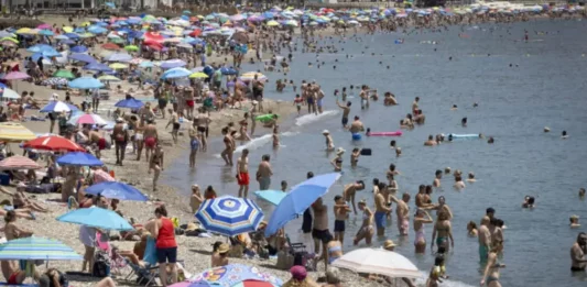FOTOGRAFÍA. MÁLAGA (ANADALUCÍA) REINO DE ESPAÑA, 22 DE JUNIO DE 2025. Cientos de personas este domingo en la playa de la Malagueta de Málaga para intentar mitigar las altas temperaturas. Efe