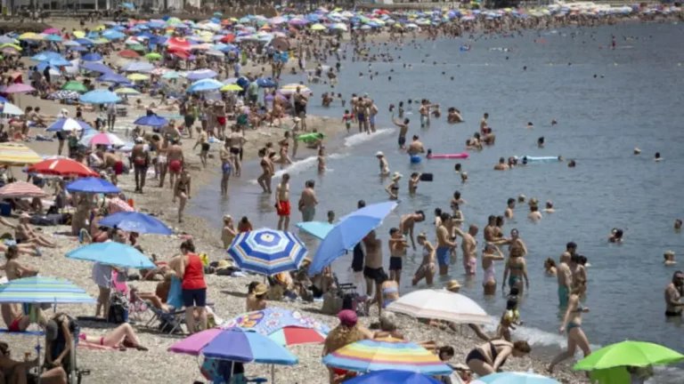 FOTOGRAFÍA. MÁLAGA (ANADALUCÍA) REINO DE ESPAÑA, 22 DE JUNIO DE 2025. Cientos de personas este domingo en la playa de la Malagueta de Málaga para intentar mitigar las altas temperaturas. Efe