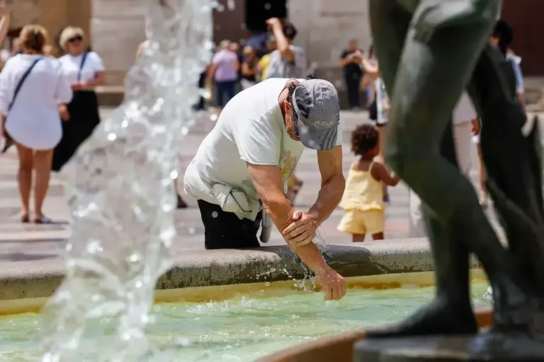 FOTOGRAFÍA. VALENCIA 8COMUNIDAD VALENCIANA) REINO DE ESPAÑA, 12 DE JUNIO DE 2025. Detalle de una persona se refresca en una fuente del centro de la ciudad de Valencia este jueves, 12 de junio de 2025. Efe