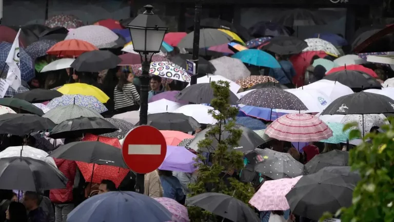 FOTOGRAFÍA. OVIEDO (PRINCIPADO DE ASTURIAS) REINO DE ESPAÑA, 01 DE JUNIO DE 2025. Decenas de personas se protegen de la lluvia este domingo en Oviedo (Asturias) Reino de España. Efe