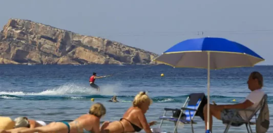 FOTOGRAFÍA. BENIDORM (COMUNIDAD VALENCIANA) REINO DE ESPAÑA, 16 DE JUNIO DE 2025. Vista general de la playa de Levante de Benidorm adonde ha acudido un gran número de personas para disfrutar del buen tiempo y de las temperaturas veraniegas en el ecuador de junio. Efe