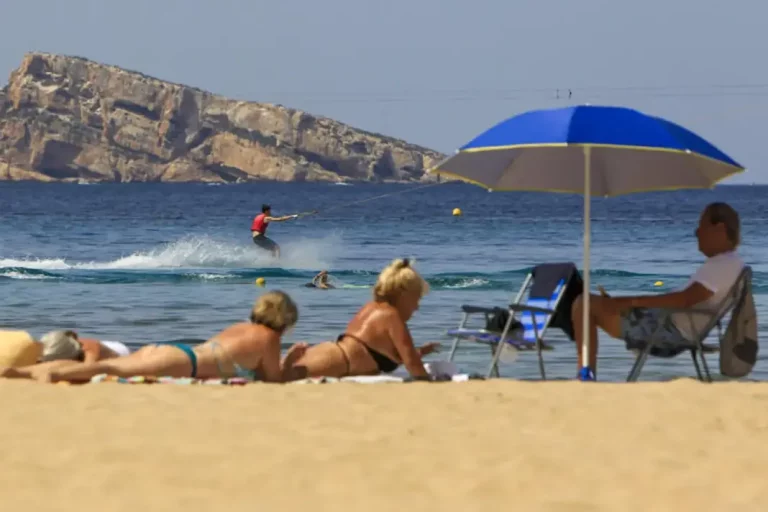 FOTOGRAFÍA. BENIDORM (COMUNIDAD VALENCIANA) REINO DE ESPAÑA, 16 DE JUNIO DE 2025. Vista general de la playa de Levante de Benidorm adonde ha acudido un gran número de personas para disfrutar del buen tiempo y de las temperaturas veraniegas en el ecuador de junio. Efe