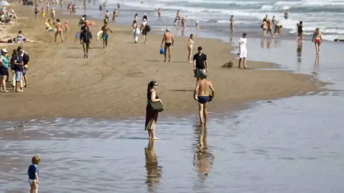 FOTOGRAFÍA. VALENCIA (COMUNIDAD VALENCIANA) REINO DE ESPAÑA, 29 DE ABRIL DE 2025. Vista general de la playa de la Malvarrosa (Valencia) Comunidad Valenciana, adonde ha acudido un gran número de personas para disfrutar de este caluroso inicio del mes de junio. Efe