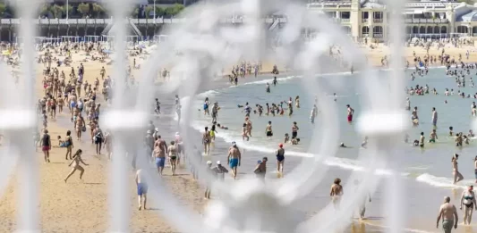 FOTOGRAFÍA. SAN SEBASTIÁN (LAS VASCONGADAS) REINO DE ESPAÑA, 29 DE ABRIL DE 2025. Vista este martes de la playa de La Concha de San Sebastián, comunidad Autónoma de las Vascongadas) Reino de España. Efe