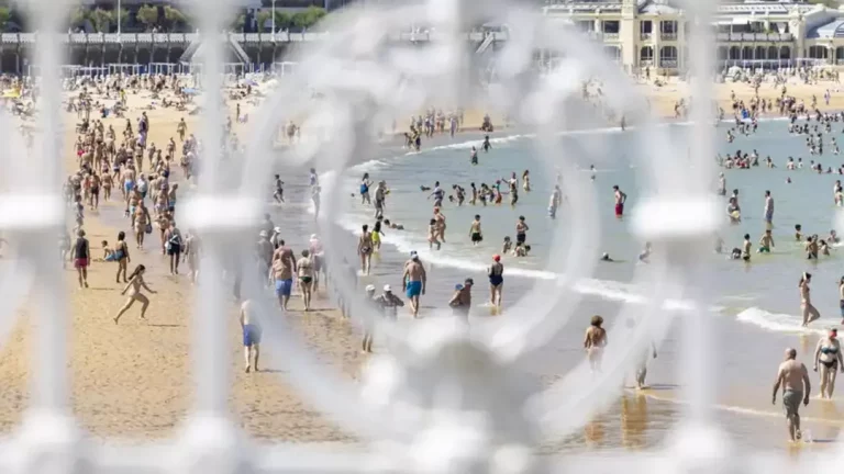 FOTOGRAFÍA. SAN SEBASTIÁN (LAS VASCONGADAS) REINO DE ESPAÑA, 29 DE ABRIL DE 2025. Vista este martes de la playa de La Concha de San Sebastián, comunidad Autónoma de las Vascongadas) Reino de España. Efe