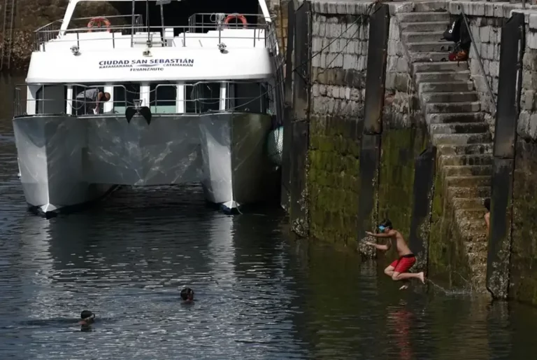 FOTOGRAFÍA. SAN SEBASTIÁN (LAS VASCONGADAS) REINO DE ESPAÑA, 24 DE JUNIO DE 2025. Unos jóvenes se bañan en el puerto pesquero de San Sebastián. Efe