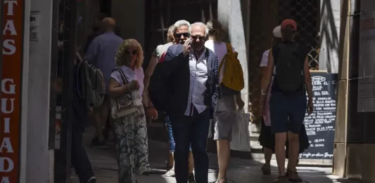 FOTOGRAFÍA. REINO DE ESPAÑA, 11 DE JUNIO DE 2025.Un viandante camina entre las sombras protegiéndose del sol. Efe
