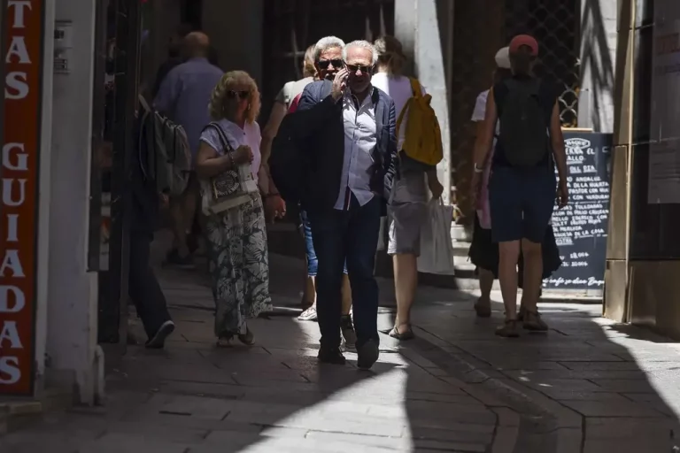 FOTOGRAFÍA. REINO DE ESPAÑA, 11 DE JUNIO DE 2025.Un viandante camina entre las sombras protegiéndose del sol. Efe