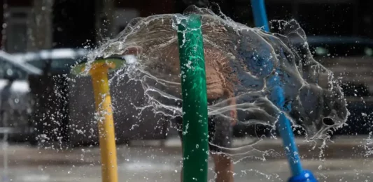 FOTOGRAFÍA. TORRELAVEGA (CANTABRIA) REINO DE ESPAÑA, 20 DE JUNIO DE 2025. Un niño se refresca este viernes, en una plaza de la ciudad cántabra de Torrelavega. Efe