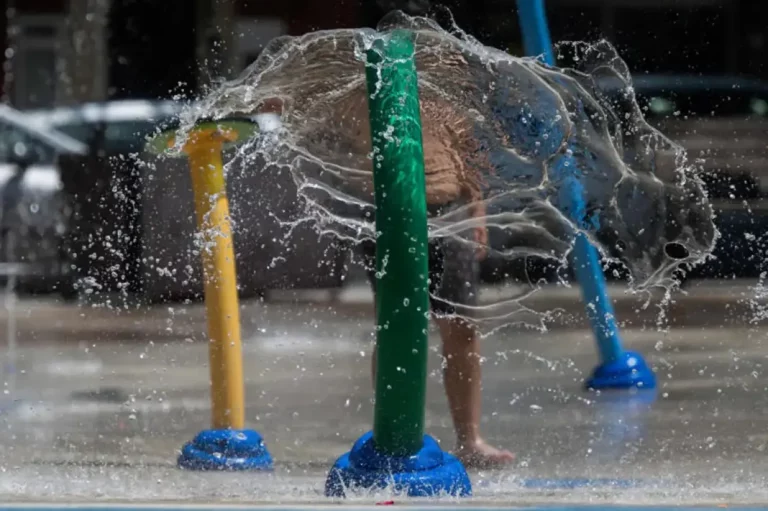 FOTOGRAFÍA. TORRELAVEGA (CANTABRIA) REINO DE ESPAÑA, 20 DE JUNIO DE 2025. Un niño se refresca este viernes, en una plaza de la ciudad cántabra de Torrelavega. Efe