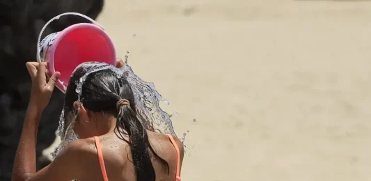 FOTOGRAFÍA. ALICANTE (COMUNIDAD VALENCIANA) REINO DE ESPAÑA, 26 DE JUNIO DE 2025. Una joven se refresca en la playa de Alicante durante este jueves. El calor de las últimas semanas ha disparado hasta alrededor de los 25 grados Celsius la temperatura del mar Mediterráneo en el sureste peninsular, entre 3 y 4 grados más que lo habitual a finales de junio. El responsable del Laboratorio de Climatología de la Universidad de Alicante (UA), el catedrático Jorge Olcina, ha explicado este jueves a EFE que el mar en este punto de la península ha tenido durante la primavera un comportamiento «singular», ya que ha estado «bastante fresco» hasta mediados de mayo y a partir de entonces los valores «se han disparado». Efe