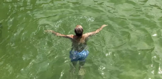 FOTOGRAFÍA. SAN SEBASTIÁN (LAS VASCONGADAS) REINO DE ESPAÑA, 05 DE JUNIO DE 2025. Un hombre se baña este jueves en la playa de La Concha de San Sebastián. Efe