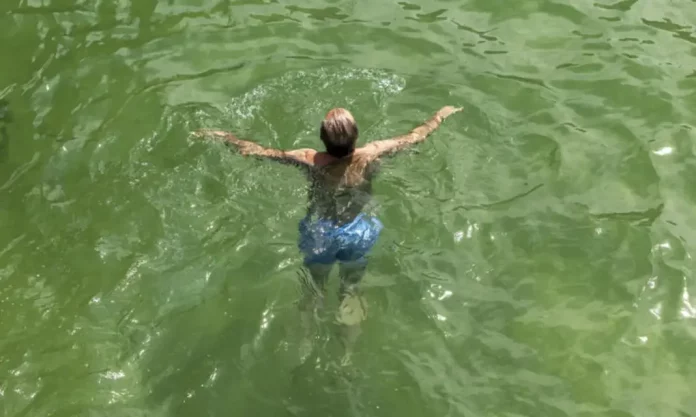 Este viernes en España estabilidad generalizada en casi todo el país FOTOGRAFÍA. SAN SEBASTIÁN (LAS VASCONGADAS) REINO DE ESPAÑA, 05 DE JUNIO DE 2025. Un hombre se baña este jueves en la playa de La Concha de San Sebastián. Efe