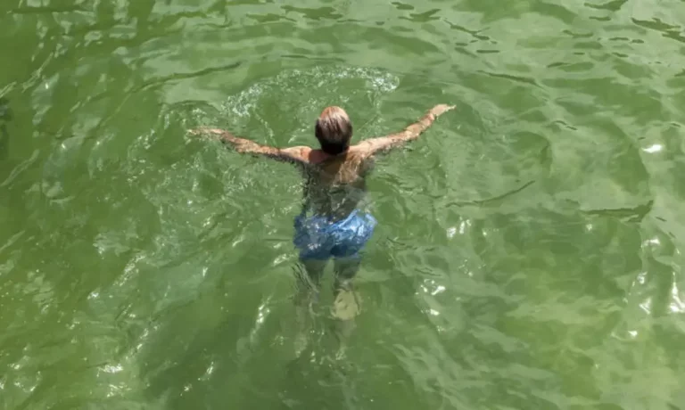 FOTOGRAFÍA. SAN SEBASTIÁN (LAS VASCONGADAS) REINO DE ESPAÑA, 05 DE JUNIO DE 2025. Un hombre se baña este jueves en la playa de La Concha de San Sebastián. Efe