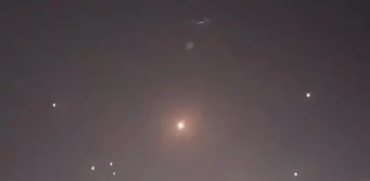 FOTOGRAFÍA. DOHA (CATAR), 23 DE JUNIO DE 2025. Detalle de las defensa aéreas de Catar destruyendo misiles balísticos de los Ayatolas ISIS en los cielos de Doha (Catar). Los Ayatolas ISIS que ocupan el poder en la República islámica de Irán han atacado este lunes las Bases Militares de los Estados Unidos de América (EEUU) en Qatar y en Irak con misiles balísticos lanzados desde Irán hacia Catar e Irak, según la tiranía islamofascista, como "represalia" por exitosa Operación Martillo de Medianoche (Operation Midnight Hammer) de United States of America (USA) que completó la Operación león Ascendente (AM Kalavi) de Israel y destruyó todas las aspiraciones nucleares del régimen iraní. Captura vídeo/Lasvocesdelpueblo (Ñ Pueblo)