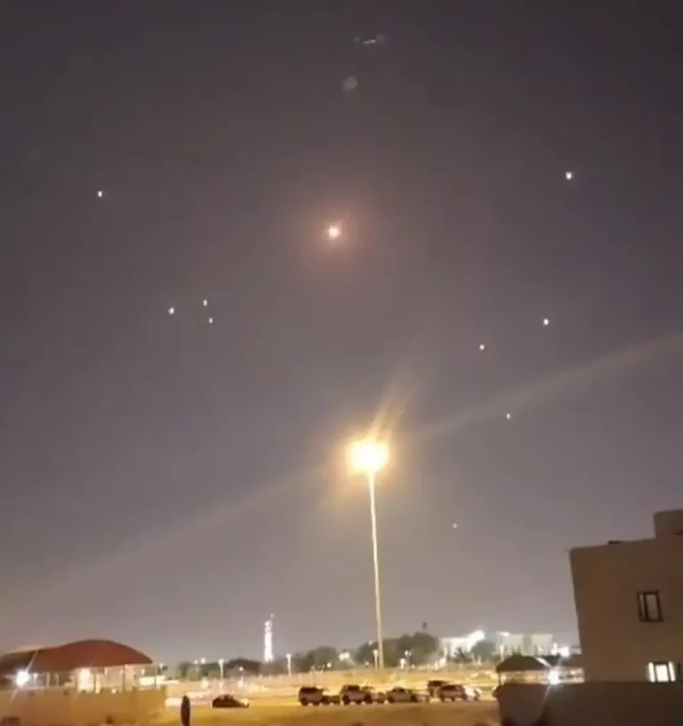 FOTOGRAFÍA. DOHA (CATAR), 23 DE JUNIO DE 2025. Detalle de las defensa aéreas de Catar destruyendo misiles balísticos de los Ayatolas ISIS en los cielos de Doha (Catar). Los Ayatolas ISIS que ocupan el poder en la República islámica de Irán han atacado este lunes las Bases Militares de los Estados Unidos de América (EEUU) en Qatar y en Irak con misiles balísticos lanzados desde Irán hacia Catar e Irak, según la tiranía islamofascista, como "represalia" por exitosa Operación Martillo de Medianoche (Operation Midnight Hammer) de United States of America (USA) que completó la Operación león Ascendente (AM Kalavi) de Israel y destruyó todas las aspiraciones nucleares del régimen iraní. Captura vídeo/Lasvocesdelpueblo (Ñ Pueblo)