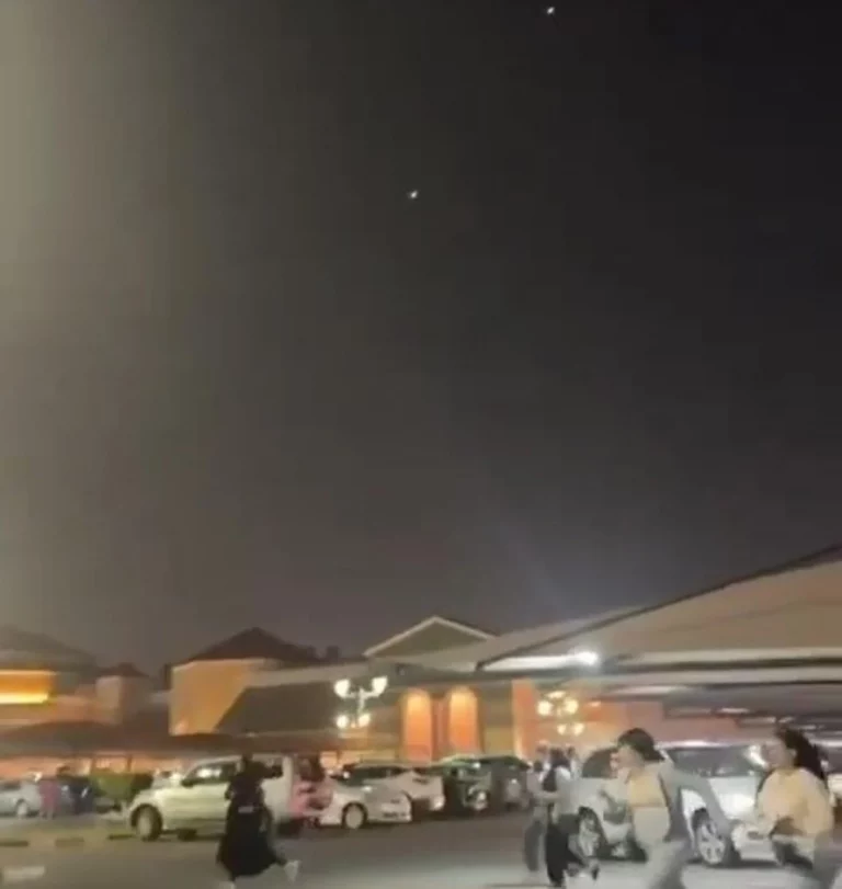 FOTOGRAFÍA. DOHA (CATAR), 23 DE JUNIO DE 2025. Detalle de las defensa aéreas de Catar destruyendo misiles balísticos de los Ayatolas ISIS en los cielos de Doha (Catar). Los Ayatolas ISIS que ocupan el poder en la República islámica de Irán han atacado este lunes las Bases Militares de los Estados Unidos de América (EEUU) en Qatar y en Irak con misiles balísticos lanzados desde Irán hacia Catar e Irak, según la tiranía islamofascista, como "represalia" por exitosa Operación Martillo de Medianoche (Operation Midnight Hammer) de United States of America (USA) que completó la Operación león Ascendente (AM Kalavi) de Israel y destruyó todas las aspiraciones nucleares del régimen iraní. Captura vídeo/Lasvocesdelpueblo (Ñ Pueblo)