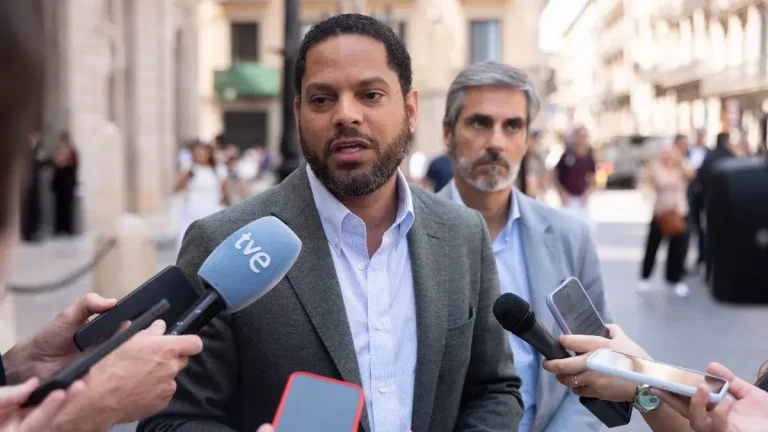 FOTOGRAFÍA. BARCELONA (CATALUÑA) REINO DE ESPAÑA, 11 DE JUNIO DE 2025. El secretario general de VOX, Ignacio Garriga Vaz de Conceiçao (i); junto al presidente del Grupo Municipal de VOX en el Ayuntamiento de Barcelona, Gonzalo de Oro-Pulido Plaza (d); atiende a los medios de comunicación este miércoles en plaza San Jaime de Barcelona, en la jornada de huelga (paro de diez minutos) de los jueces y fiscales de toda España contra la llamada "Ley Bolaños" con la que el Gobierno de Pedro Sánchez Pérez-Castejón pretende liquidar al Poder Judicial y someterlo a las exigencias del régimen totalitario socialista. Lasvocesdelpueblo (Ñ Pueblo)