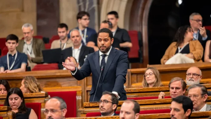 Garriga ¿Quién es el señor Chili del Caso Koldo Illa Quizás nos veríamos en otro sitio, Garriga VOX se encargará de sentarle en el banquillo y a toda la banda criminal del PSOE FOTOGRAFÍA. BARCELOAN (REINO D EESPAÑA), 18 DE JUNIO DE 2025. El presidente dle Grupo Parlamentario de VOX en el Parlamento de Cataluña y secretario general de VOX, Ignacio Garriga Vaz de Conceiçao, registrado este miércoles durante su interpelación al Gobierno autonómico en minoría de la Generalidad de Cataluña, titular de Salvador Illa Roca (PSC/PSOE). Lasvocesdelpueblo (Ñ Pueblo)